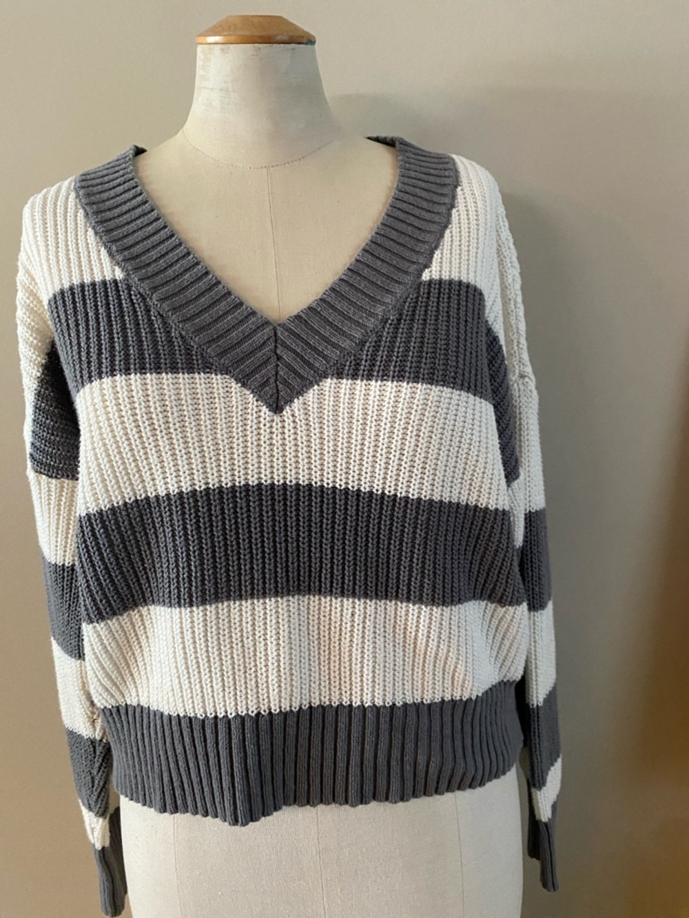 American Eagle long sleeved grey and white striped knit sweater. V neck. XS🩶🤍
